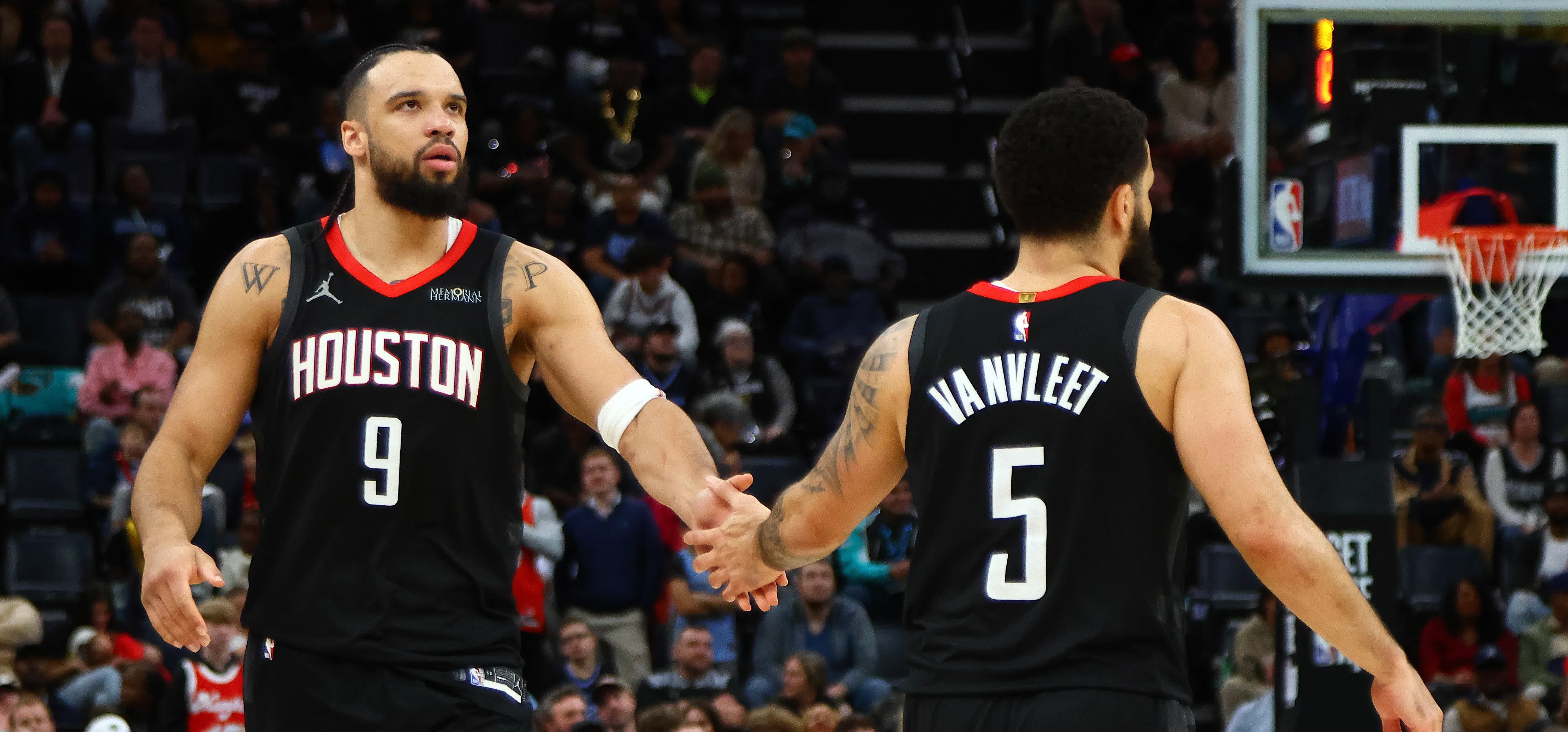 雷速APP-黄蜂惊险取胜，拉文领衔球队联手逆转对手