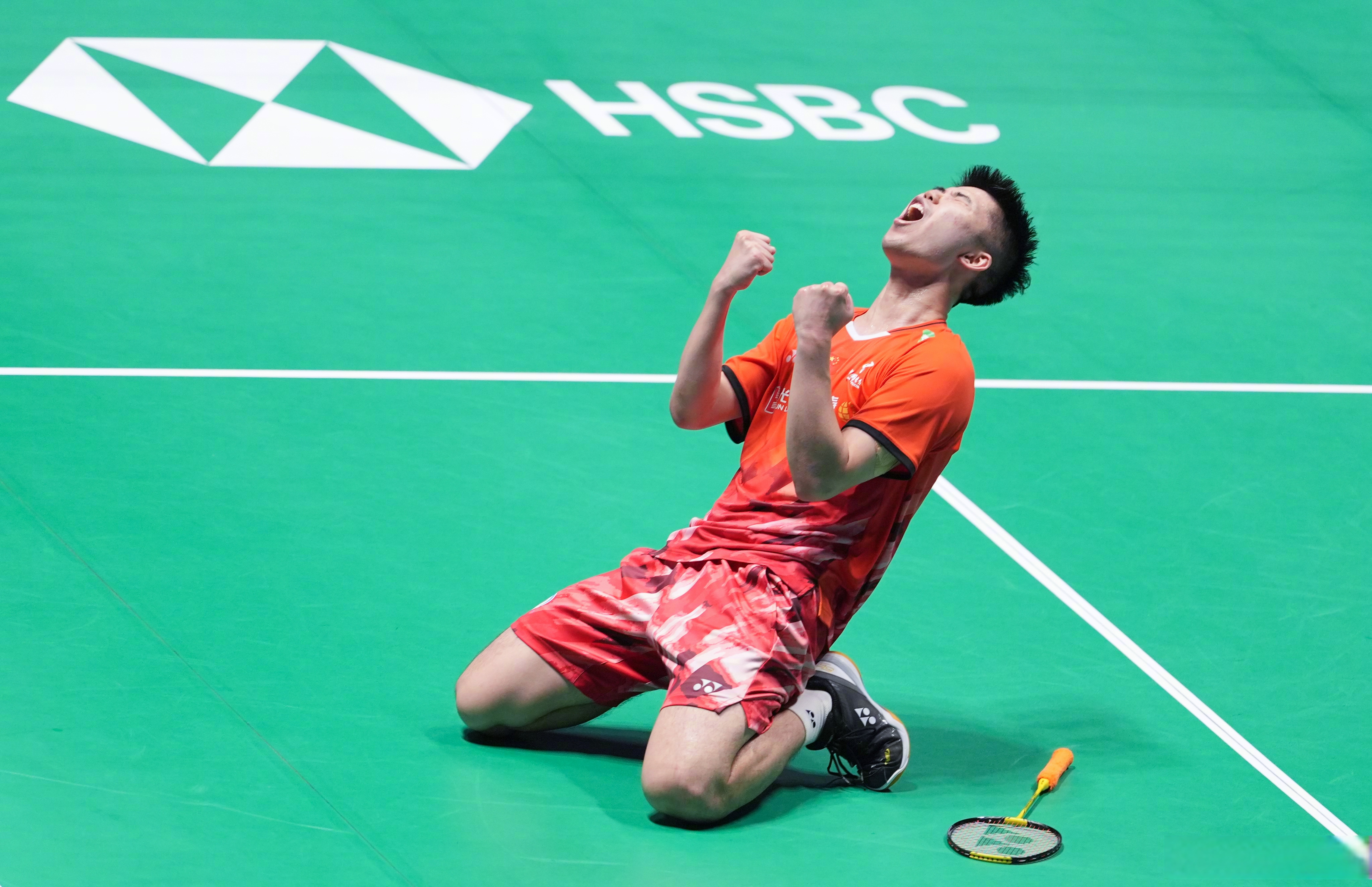 中国羽毛球队横扫日本羽毛球队，谌龙一己之力扛起全队