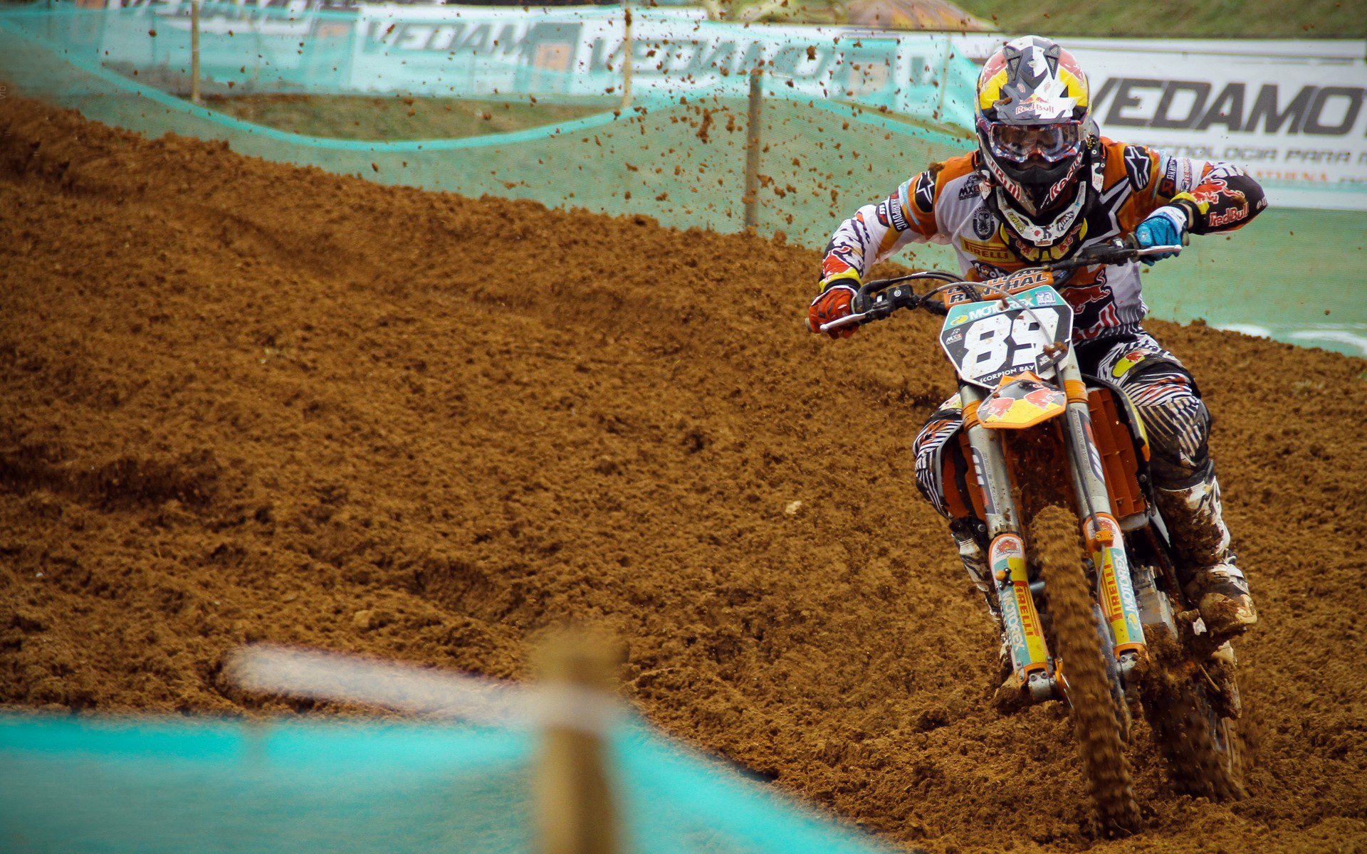 引擎轰鸣与城市霓虹,范弗利特在F1街道赛之夜拉开决定性差距